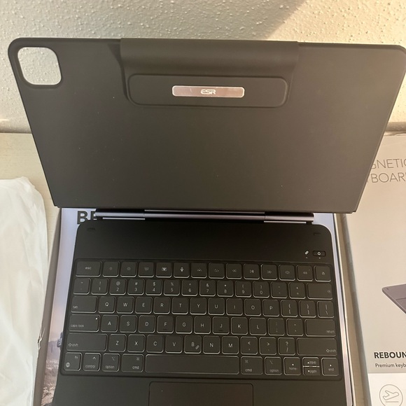 ESR  Magnetic Keyboard Case, for iPad Pro 12,9 (2022/2021/2020/2018) - Picture 6 of 11